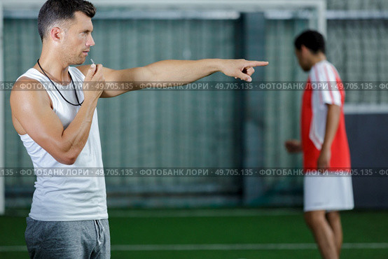 soccer referee focused on work. Стоковое фото, агентство Ingram Publishing / Фотобанк Лори