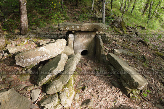 Сочи, Лазаревский район,  дольмен Калибге (2021 год). Стоковое фото, фотограф glokaya_kuzdra / Фотобанк Лори