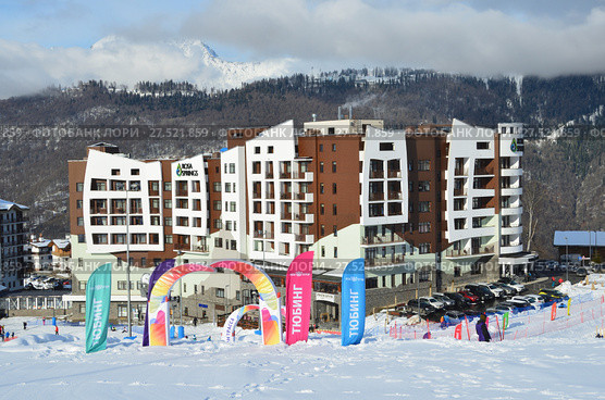 Сочи, Роза Хутор, тюбинговая трасса на фоне гостиницы Rosa Springs (2018 год). Редакционное фото, фотограф Овчинникова Ирина / Фотобанк Лори