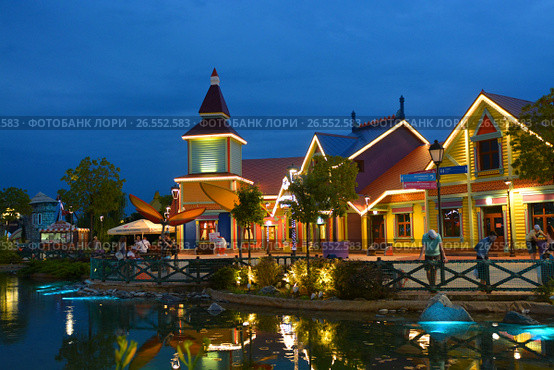SOCHI, RUSSIA - June 18, 2017: Lovely night view of Sochi Park, which entered the TOP-25 of the best parks in Europe in 2016. Редакционное фото, фотограф Анна Мартынова / Фотобанк Лори