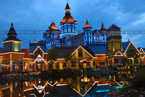 SOCHI, RUSSIA - June 18, 2017: Mystery night view of Sochi Park, which entered the TOP-25 of the best parks in Europe in 2016. Редакционное фото, фотограф Анна Мартынова / Фотобанк Лори