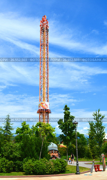 SOCHI, RUSSIA – June 18, 2017: Tower of Free-fall "Fire-bird" in Sochi Park, which entered the TOP-25 of the best parks in Europe in 2016. Редакционное фото, фотограф Анна Мартынова / Фотобанк Лори