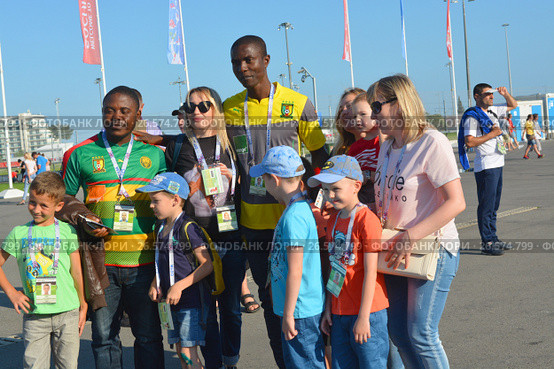 SOCHI, RUSSIA - June 25, 2017: Fans from Cameroon and Russia make a group photo before the match Germany - Cameroon during the FIFA Confederations Cup group tournament. Редакционное фото, фотограф Анна Мартынова / Фотобанк Лори