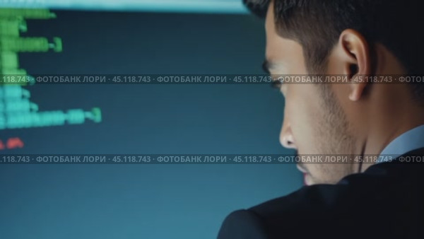 Software developer analyzing code on computer screen. Стоковое AI-видео, аниматор Данил Руденко / Фотобанк Лори
