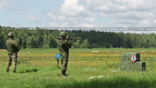 Солдат стреляет из противотанкового гранатомета. Стоковое видео, видеограф Игорь Долгов / Фотобанк Лори