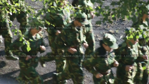 Солдаты бегут (военная подготовка китайских студентов) (2012 год). Редакционное видео, видеограф Konstantin Kartashov / Фотобанк Лори
