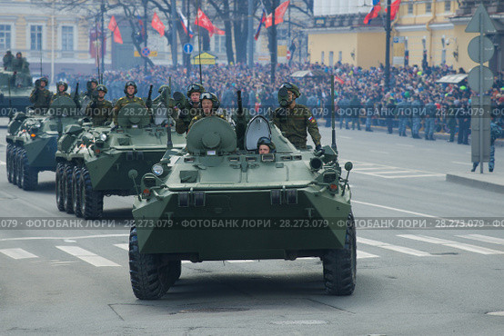 Солдаты российской армии на бронетранспортерах БТР-82А принимают участие в военном параде в честь Дня Победы. Санкт-Петербург (2017 год). Редакционное фото, фотограф Виктор Карасев / Фотобанк Лори