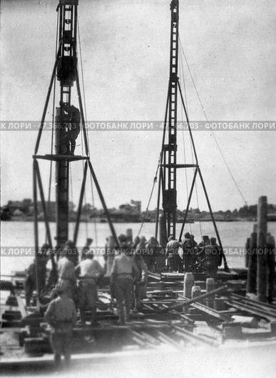 Солдаты восстанавливают разрушения после войны. Стоковое фото, фотограф Retro / Фотобанк Лори