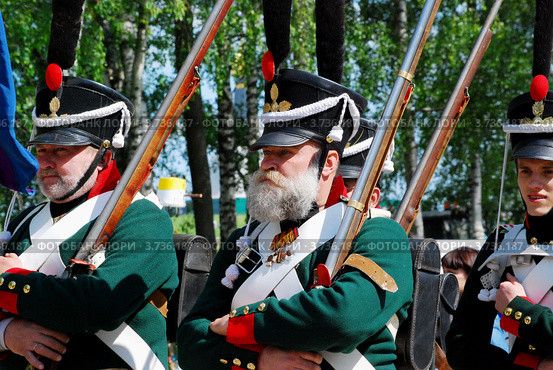 Солдаты времен 1812 г, реконструкция (2012 год). Редакционное фото, фотограф Сергей Великанов / Фотобанк Лори