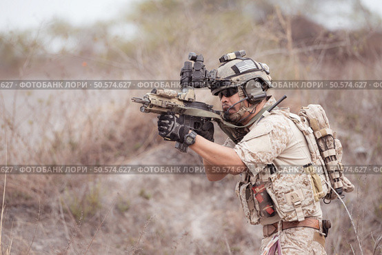 Soldiers in camouflage military uniforms carrying weapons, Reconnaissance missions in rugged mountains, Assault infantry battle training. Стоковое фото, агентство Ingram Publishing / Фотобанк Лори