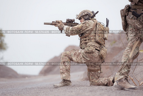 Soldiers in camouflage military uniforms carrying weapons, Reconnaissance missions in rugged mountains, Assault infantry battle training. Стоковое фото, агентство Ingram Publishing / Фотобанк Лори