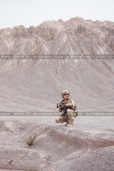 Soldiers in camouflage military uniforms carrying weapons, Reconnaissance missions in rugged mountains, Assault infantry battle training. Стоковое фото, агентство Ingram Publishing / Фотобанк Лори