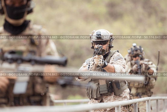 Soldiers in camouflage military uniforms carrying weapons, Reconnaissance missions in the tropical forest area, Assault infantry battle training. Стоковое фото, агентство Ingram Publishing / Фотобанк Лори
