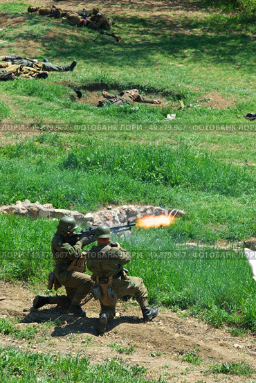 Soldiers shooting from the machine gun. Стоковое фото, агентство Ingram Publishing / Фотобанк Лори