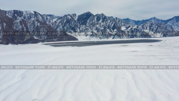 Солнечная электростанция в горах Алтая. Вид с воздуха. Solar power plant in the Altai Mountains. Aerial view. Стоковое видео, видеограф Евгений Романов / Фотобанк Лори