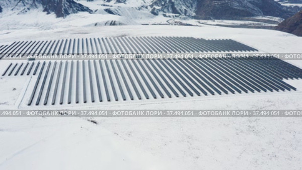 Солнечная электростанция в горах Алтая. Вид с воздуха. Solar power plant in the Altai Mountains. Aerial view. Стоковое видео, видеограф Евгений Романов / Фотобанк Лори