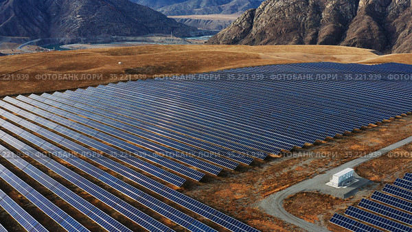 Солнечная электростанция в горном Алтае. Вид с воздуха. Solar power plant in the Altai Mountains. Aerial view. Стоковое фото, фотограф Евгений Романов / Фотобанк Лори
