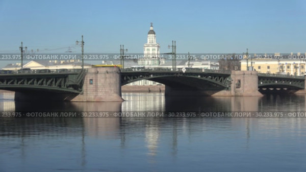 Солнечный апрельский день у Дворцового моста (таймлапс). Санкт-Петербург, Россия (2018 год). Стоковое видео, видеограф Виктор Карасев / Фотобанк Лори