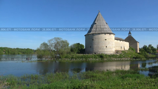 Солнечный майский день у старинной крепости. Старая Ладога, Россия (2018 год). Редакционное видео, видеограф Виктор Карасев / Фотобанк Лори