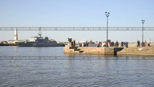 Солнечный майский день в Петровской гавани. Прогулка по Петровской пристани. Кронштадт (2017 год). Стоковое видео, видеограф Виктор Карасев / Фотобанк Лори