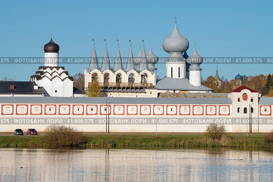 Солнечный октябрьский день у старинного Тихвинского Успенского монастыря. Ленинградская область (2023 год). Стоковое фото, фотограф Виктор Карасев / Фотобанк Лори