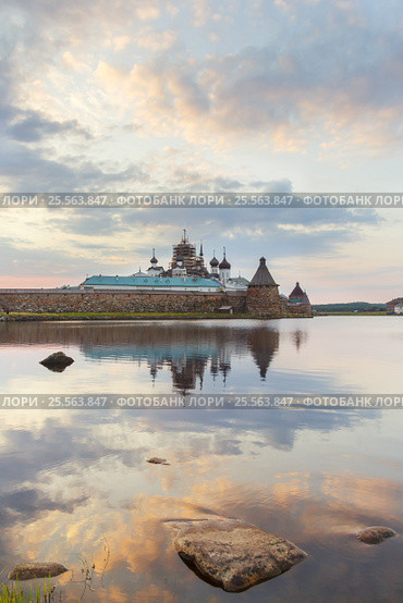 Соловецкий монастырь отражается в Святом озере (2013 год). Редакционное фото, фотограф Дмитрий Тищенко / Фотобанк Лори