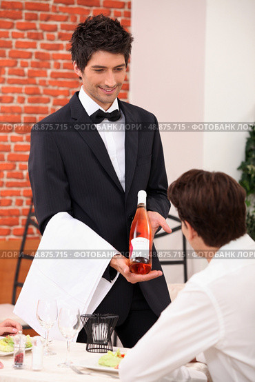 Sommelier presenting a wine. Стоковое фото, агентство Ingram Publishing / Фотобанк Лори