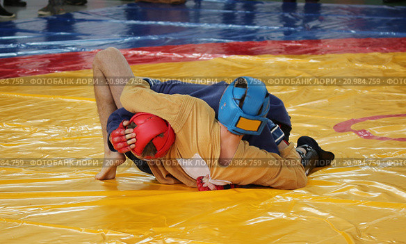 Соревноания по борьбе (самбо, дзюдо) Wrestling competitions. Two athletes on the wrestling mat. (2016 год). Редакционное фото, фотограф Олег Безруков / Фотобанк Лори