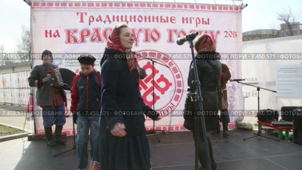 Состязание по исполнению русских народных частушек в рамках Традиционных русских игр на праздник Красная горка в Измайловском парке города Москвы, Россия (2015 год). Редакционное видео, видеограф Николай Винокуров / Фотобанк Лори