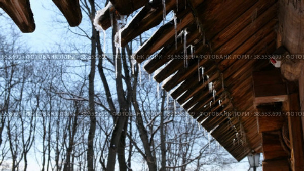 Сосули на крыше домика Петра I в парке Коломенское / Video of Spring drops from the wooden roof of an old house in the rays of the bright sun (2022 год). Редакционное видео, видеограф Сергей Пристяжнюк (Serg Zastavkin) / Фотобанк Лори