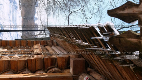 Сосули на крыше домика Петра I в парке Коломенское / Video of Spring drops from the wooden roof of an old house in the rays of the bright sun (2022 год). Редакционное видео, видеограф Сергей Пристяжнюк (Serg Zastavkin) / Фотобанк Лори