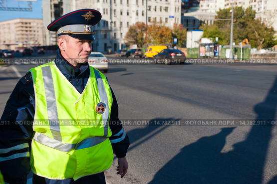 Сотрудник ДПС на службе. Городская улица (2013 год). Редакционное фото, фотограф Михаил Михин / Фотобанк Лори