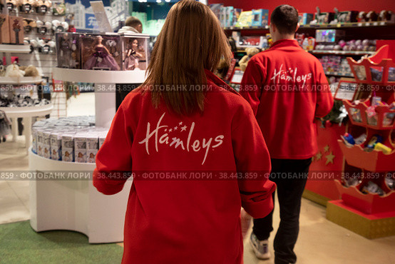 Сотрудники магазина игрушек и детских товаров Hamleys на территории магазина в Центральном Детском мире на Лубянке в городе Москве, Россия (2022 год). Редакционное фото, фотограф Николай Винокуров / Фотобанк Лори