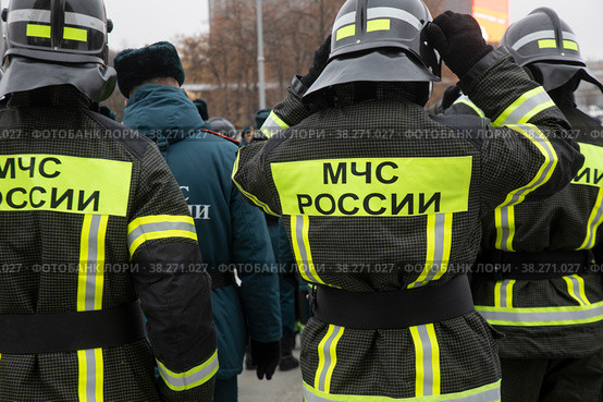 Сотрудники МЧС России во время построения в городе Москве, Россия (2022 год). Редакционное фото, фотограф Николай Винокуров / Фотобанк Лори