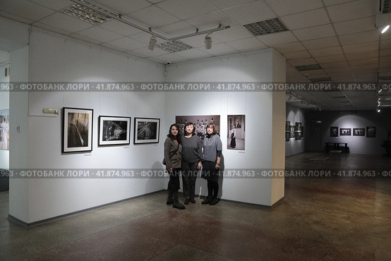 Сотрудники Всероссийского музея декоративно-прикладного и народного искусства на фотовыставке "История повседневности"  Балашиха 2023. Редакционное фото, фотограф Дмитрий Неумоин / Фотобанк Лори
