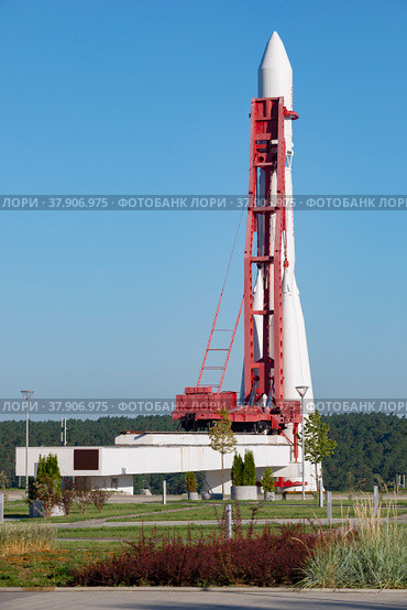 Советская космическая ракета "Восток" на стартовом столе солнечным июльским днем. Музей космонавтики имени Циолковского. Калуга (2021 год). Редакционное фото, фотограф Виктор Карасев / Фотобанк Лори
