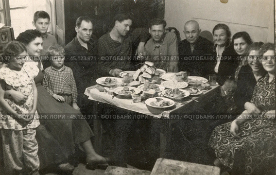 Советские люди во время застолья в 1940-х годах. Стоковое фото, фотограф Retro / Фотобанк Лори