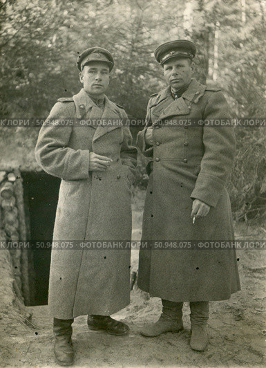 Советские офицеры в шинелях у входа в землянку, 1940-е гг, ВОВ. Стоковое фото, фотограф Retro / Фотобанк Лори