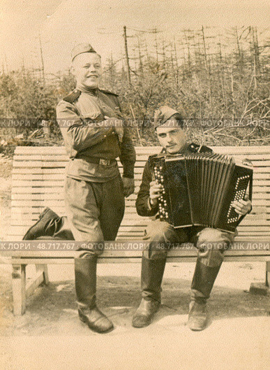Советские солдаты во время отдыха, один играет на баяне. Стоковое фото, фотограф Retro / Фотобанк Лори