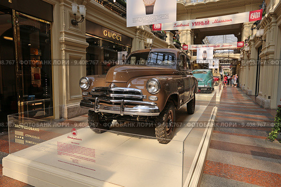Советский автомобиль ГАЗ-М-72 "Победа" выпуска 1955 года на выставке Gorkyclassic в ГУМе, Москва (2015 год). Редакционное фото, фотограф Алексей Гусев / Фотобанк Лори