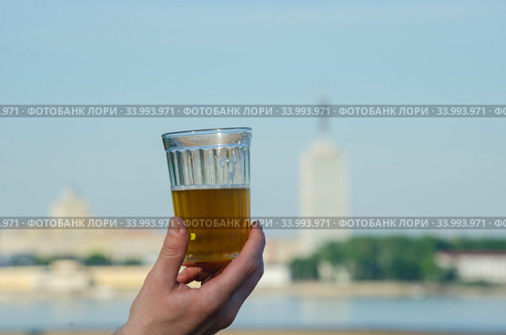 Советский граненый стакан на фоне синего неба и города. Стоковое фото, фотограф Яковлев Сергей / Фотобанк Лори