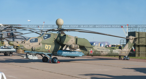 Советский и российский учебно-боевой военный вертолет Миль Ми-28УБ «Ночной охотник» Havoc-B с номером RF-13659 на Международном авиасалоне МАКС-2019 в Жуковском, Россия, вид слева. Редакционное фото, фотограф Малышев Андрей / Фотобанк Лори
