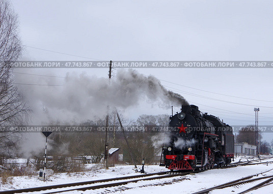Советский паровоз Л-2180 на станции Осташков, Тверская область (2021 год). Редакционное фото, фотограф Алексей Иванов / Фотобанк Лори