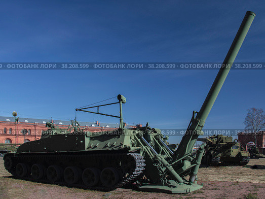 Советский самоходный 240-мм миномет Тюльпан в боевом положении (2022 год). Редакционное фото, фотограф Олег Елагин / Фотобанк Лори