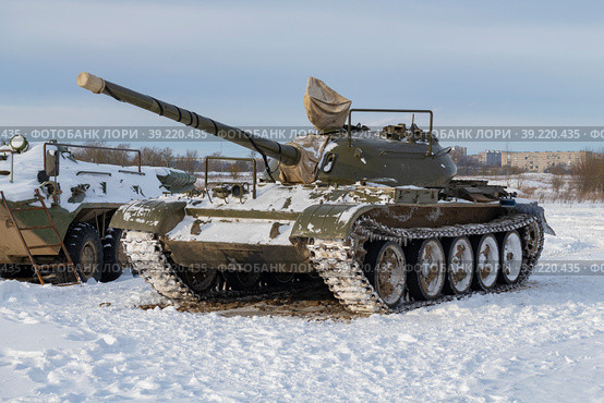 Советский танк Т-54 в военно-историческом парке "Стальной десант" февральским днем. Красное Село, Санкт-Петербург (2023 год). Редакционное фото, фотограф Виктор Карасев / Фотобанк Лори