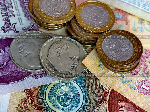 Советский юбилейный рубль и российские памятные 10 рублевые монеты на бумажных купюрах. Нумизматика. Фон с денежными знаками. Стоковое фото, фотограф Сергей Елизарьев / Фотобанк Лори