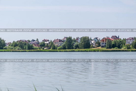 Современная деревня на берегу реки (2019 год). Редакционное фото, фотограф Алёшина Оксана / Фотобанк Лори