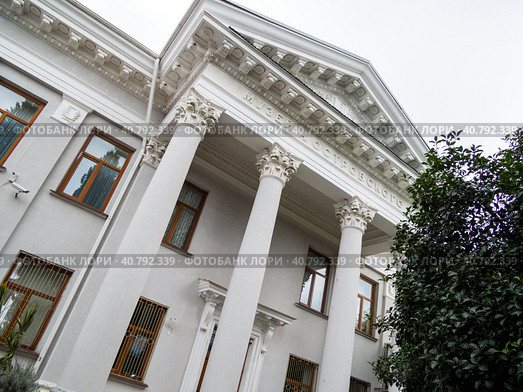 Современное здание музея Островского, город Сочи (2023 год). Редакционное фото, фотограф Вячеслав Палес / Фотобанк Лори