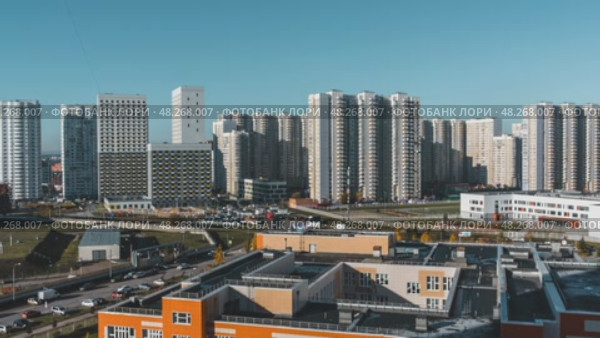 Современный городской пейзаж: высотные жилые комплексы на фоне ясного неба (2018 год). Стоковое видео, видеограф Александр Заречнев / Фотобанк Лори