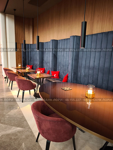 Современный интерьер кафе с мягкими стульями и диванами. Radisson Blu Leninsky Prospect Hotel, Москва. Редакционное фото, фотограф Мария Сергеева / Фотобанк Лори